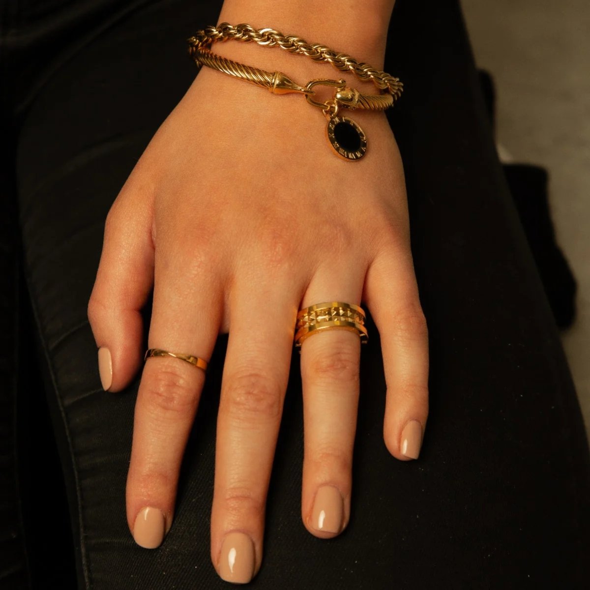 Brazalete con Colgante Ónix Bañado en Oro de 18K