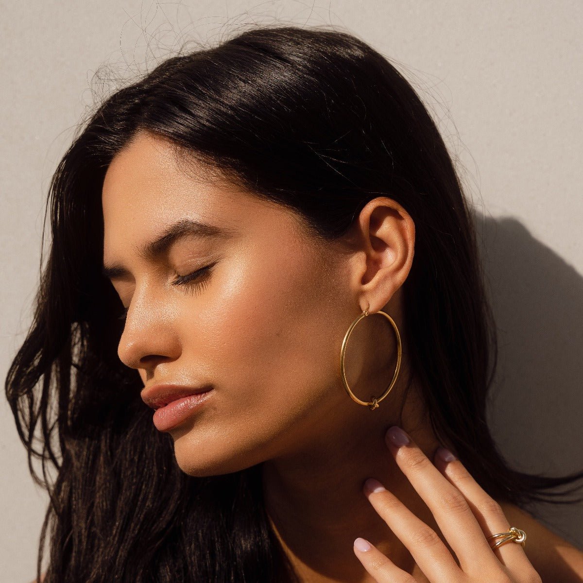 Pendiente de Aro Nudo Central Bañado en Oro 18K