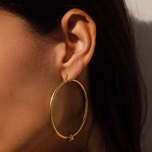 Pendiente de Aro Nudo Central Bañado en Oro 18K