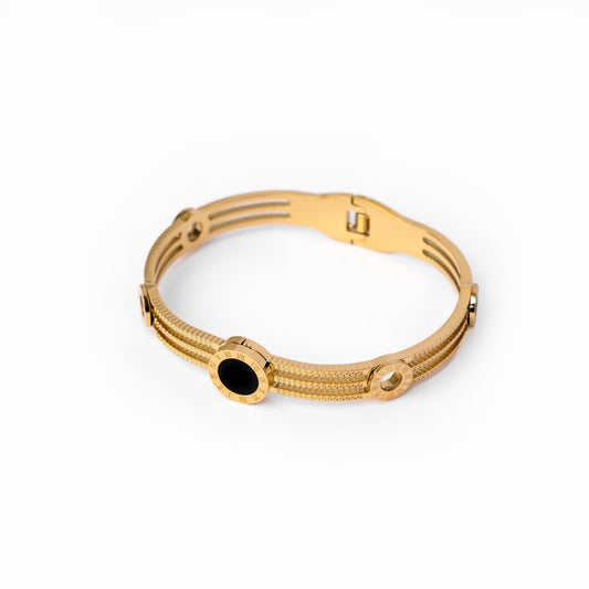 Pulsera triple de ónix bañada en oro de 18k