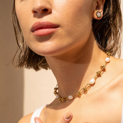 Collar de nudo y perlas chapado en oro de 18k