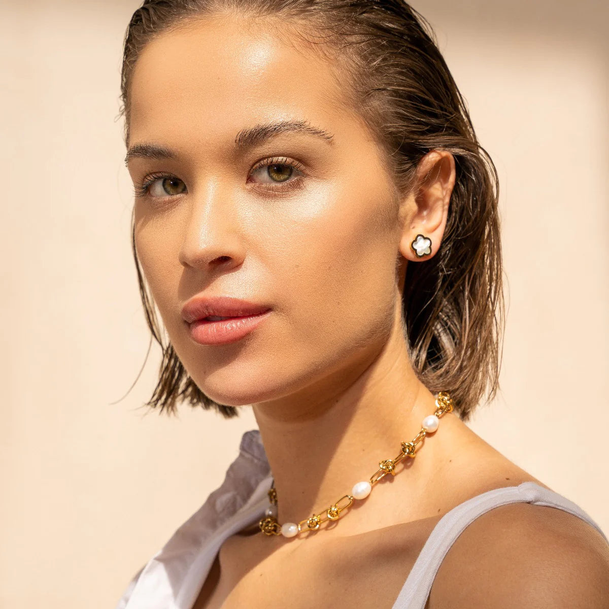 Collar de nudo y perlas chapado en oro de 18k