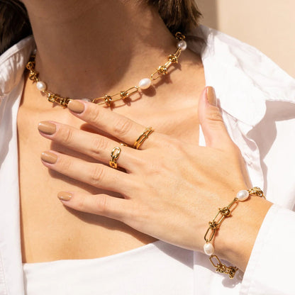 Collar de nudo y perlas chapado en oro de 18k