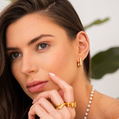 Pendiente de Aro Cuadrado Leonor Bañado en Oro 18K