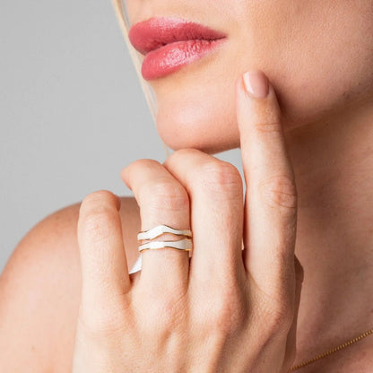 Anillo Abstracto de Nácar Ajustable Bañado en Oro 18k