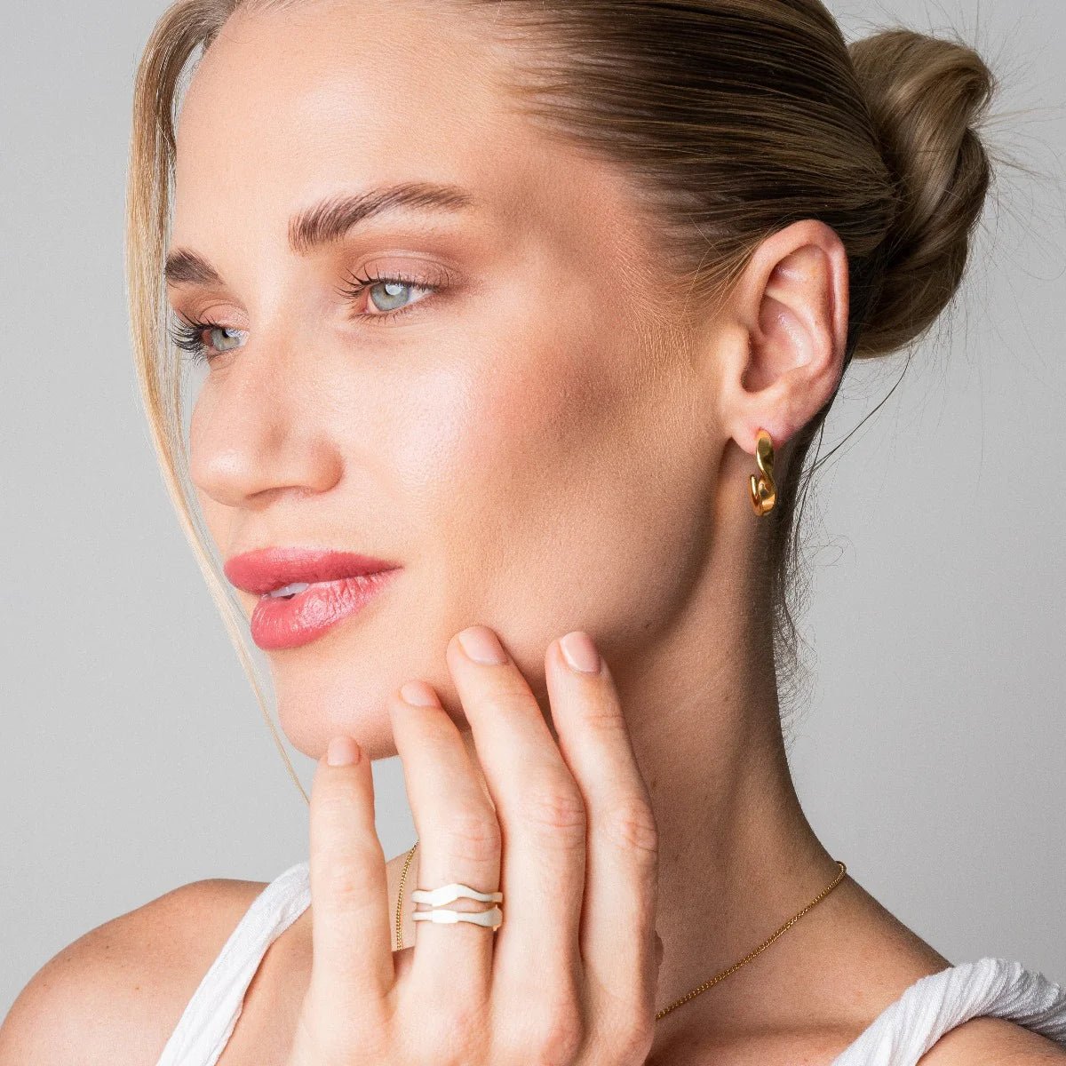 Anillo Abstracto de Nácar Ajustable Bañado en Oro 18k