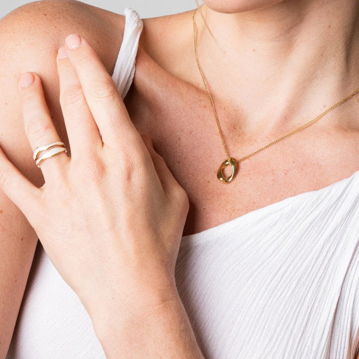 Anillo Abstracto de Nácar Ajustable Bañado en Oro 18k