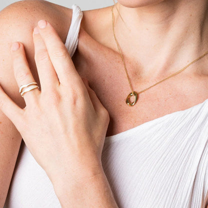 Anillo Abstracto de Nácar Ajustable Bañado en Oro 18k