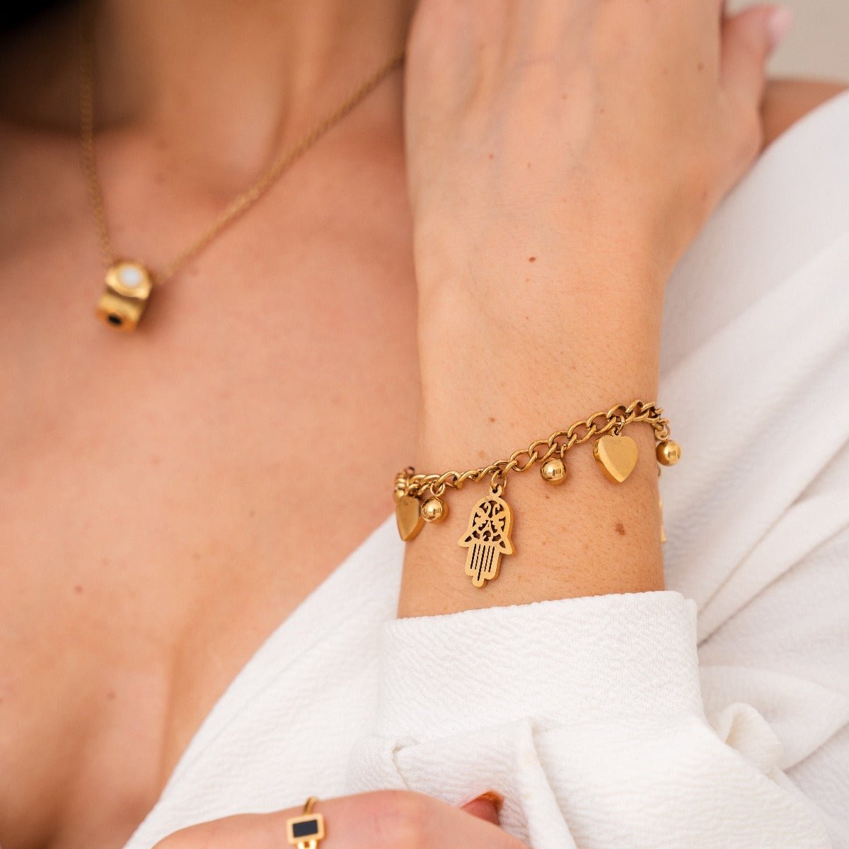 Pulsera de Eslabones con Colgantes de Corazón y Hamsa Bañada en Oro de 18K