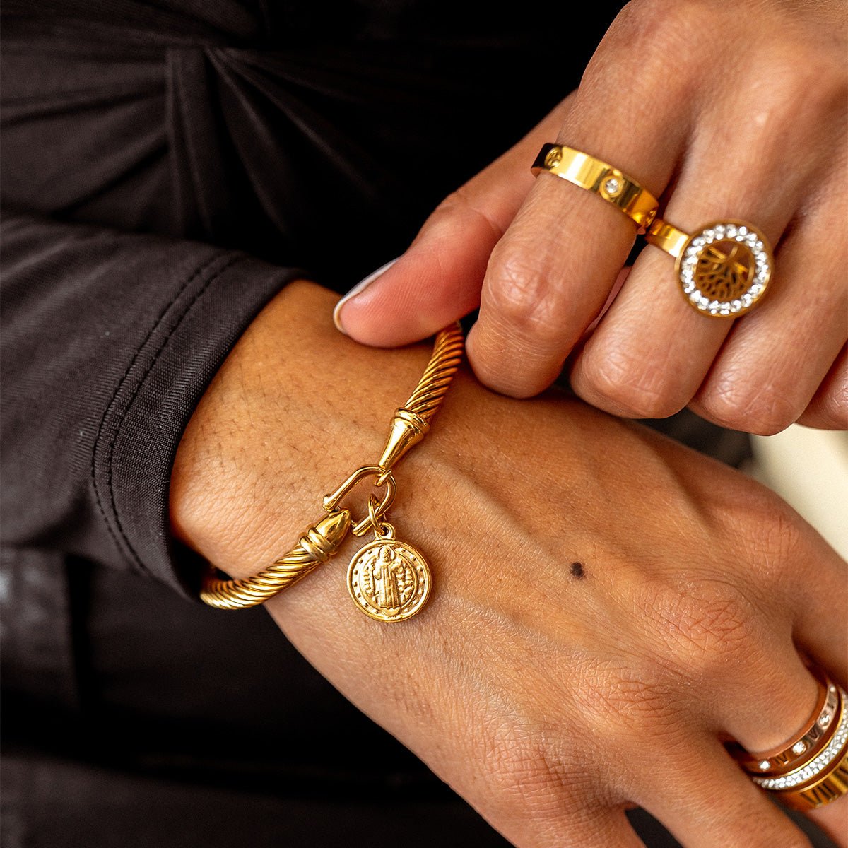 Pulsera con dije de San Benito bañada en oro de 18K