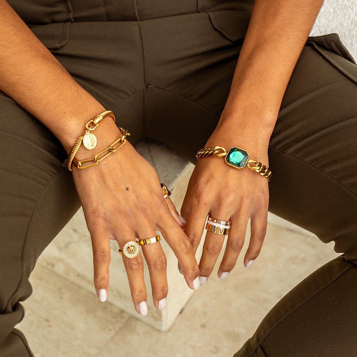 Pulsera con dije de San Benito bañada en oro de 18K