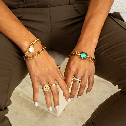 Pulsera con dije de San Benito bañada en oro de 18K