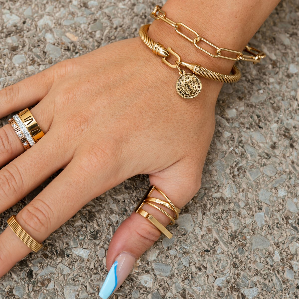 Pulsera con dije de San Benito bañada en oro de 18K